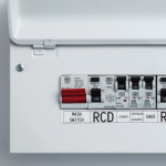 מדפסת תוויות תעשייתית Brother PT-E560BTVP בצבע כתום ושחור עם מסך ומקלדת QWERTY, זווית צילום נוספת